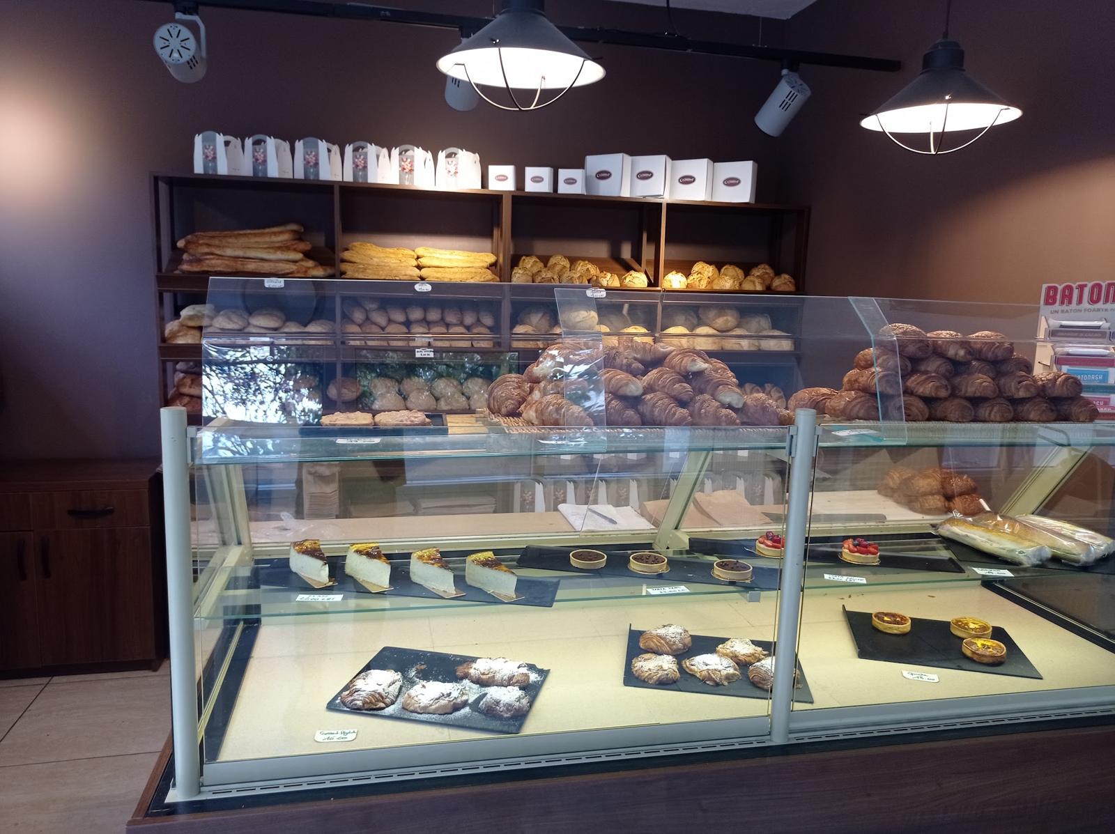 Vitrina frigorifică, peretele de pâine și cutiile de prăjituri