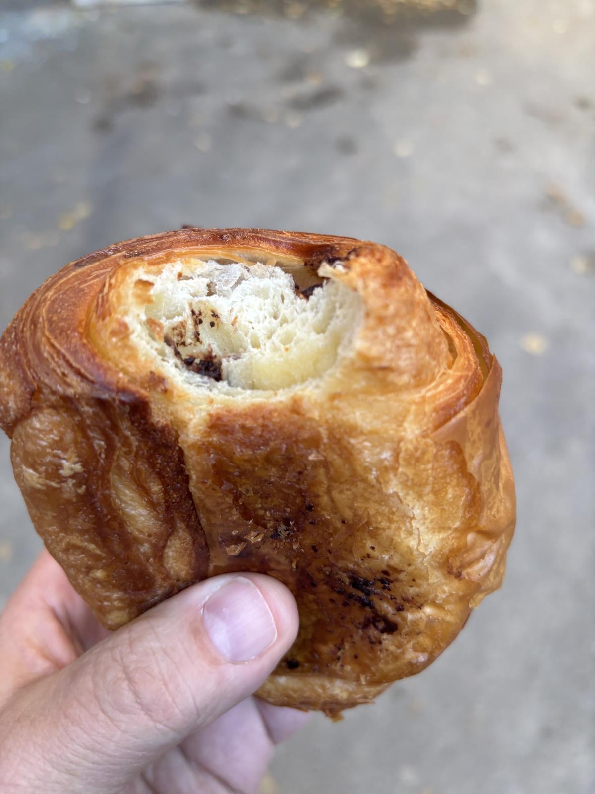 Viennoiserie cu ciocolată, ruptă în două