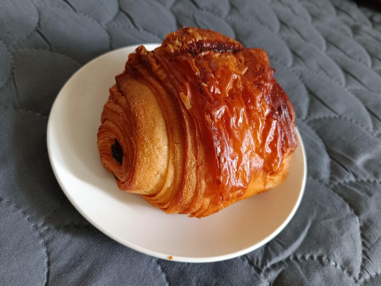 Pain au chocolat pe o farfurie