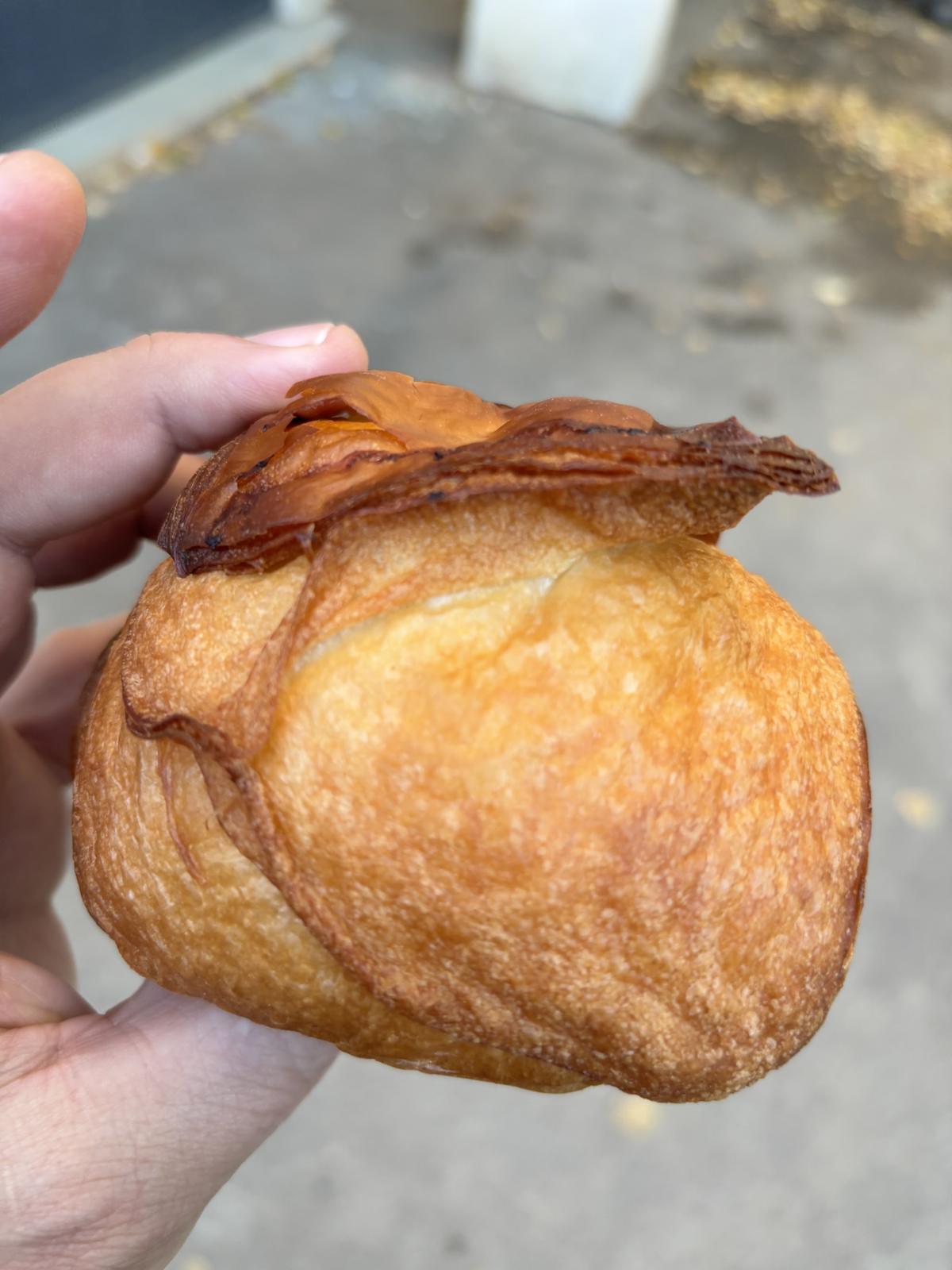 Patiserie aurie, ținută în mână